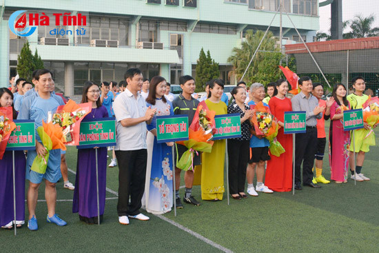 giai bong da chao mung ngay truyen thong cac ban dang