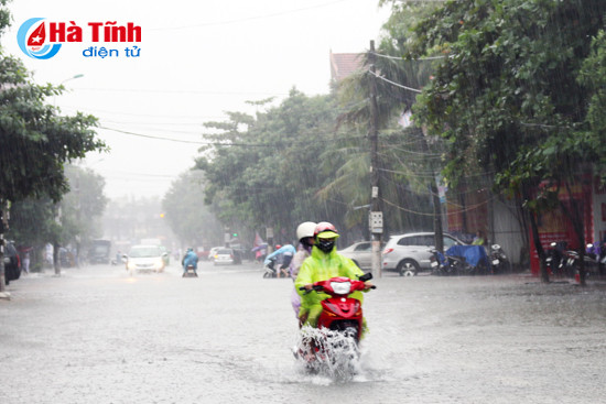mua lon nhieu tuyen duong o tp ha tinh ngap sau trong nuoc