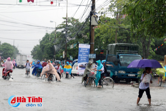 mua lon nhieu tuyen duong o tp ha tinh ngap sau trong nuoc