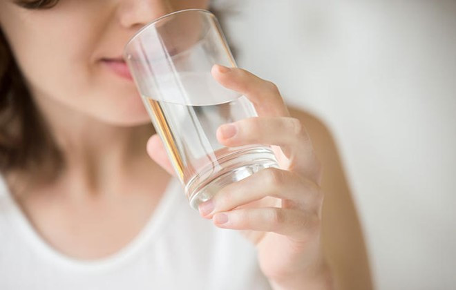 Nước rất có lợi cho cơ thể. Ảnh: ShutterStock. 12 sieu thuc pham day lui lao hoa