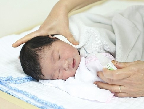 lam gi khi tre bi nghet mui