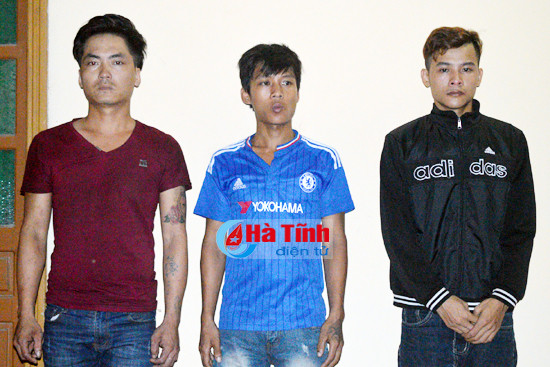 3 thanh nien dung dao khong che cuop tai san nguoi di bo