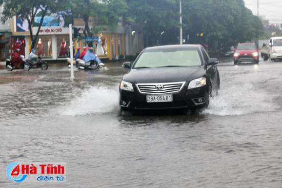 mua lon nhieu tuyen duong o tp ha tinh ngap sau trong nuoc