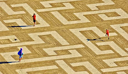 kinh ngac nhung buc tranh cat khong lo ve toc hanh tren bai bien