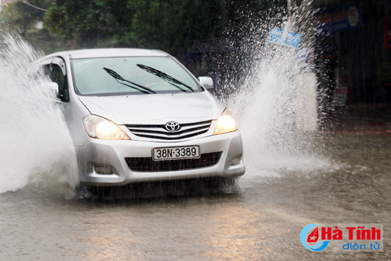 mua lon nhieu tuyen duong o tp ha tinh ngap sau trong nuoc