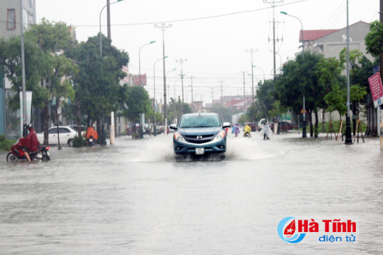 mua lon nhieu tuyen duong o tp ha tinh ngap sau trong nuoc