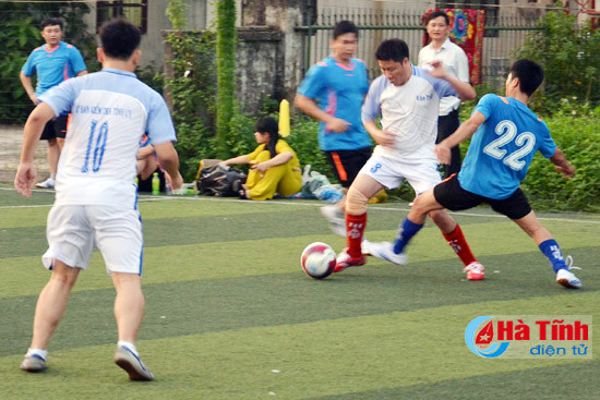 giai bong da chao mung ngay truyen thong cac ban dang