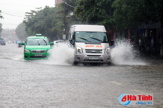 mua lon nhieu tuyen duong o tp ha tinh ngap sau trong nuoc