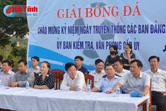 giai bong da chao mung ngay truyen thong cac ban dang