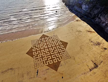 kinh ngac nhung buc tranh cat khong lo ve toc hanh tren bai bien