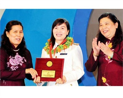 Đồng chí Tòng Thị Phóng (phải) và đồng chí Nguyễn Thị Thanh Hòa (trái) trao giải thưởng “Phụ nữ Việt Nam 2009” cho chị Nguyễn Thị Xuân, Trưởng phòng PA38, Công an tỉnh Đắc Lắc. Ảnh: Việt Dũng