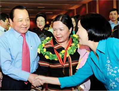 Bí thư Thành ủy TPHCM Lê Thanh Hải chúc mừng các cán bộ nữ tại buổi lễ trao giải. Ảnh: Việt Dũng