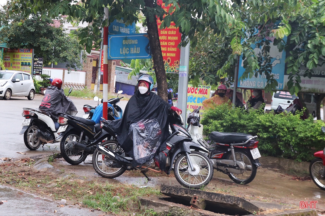 Phụ huynh Hà Tĩnh đồng hành cùng con thi tốt nghiệp THPT
