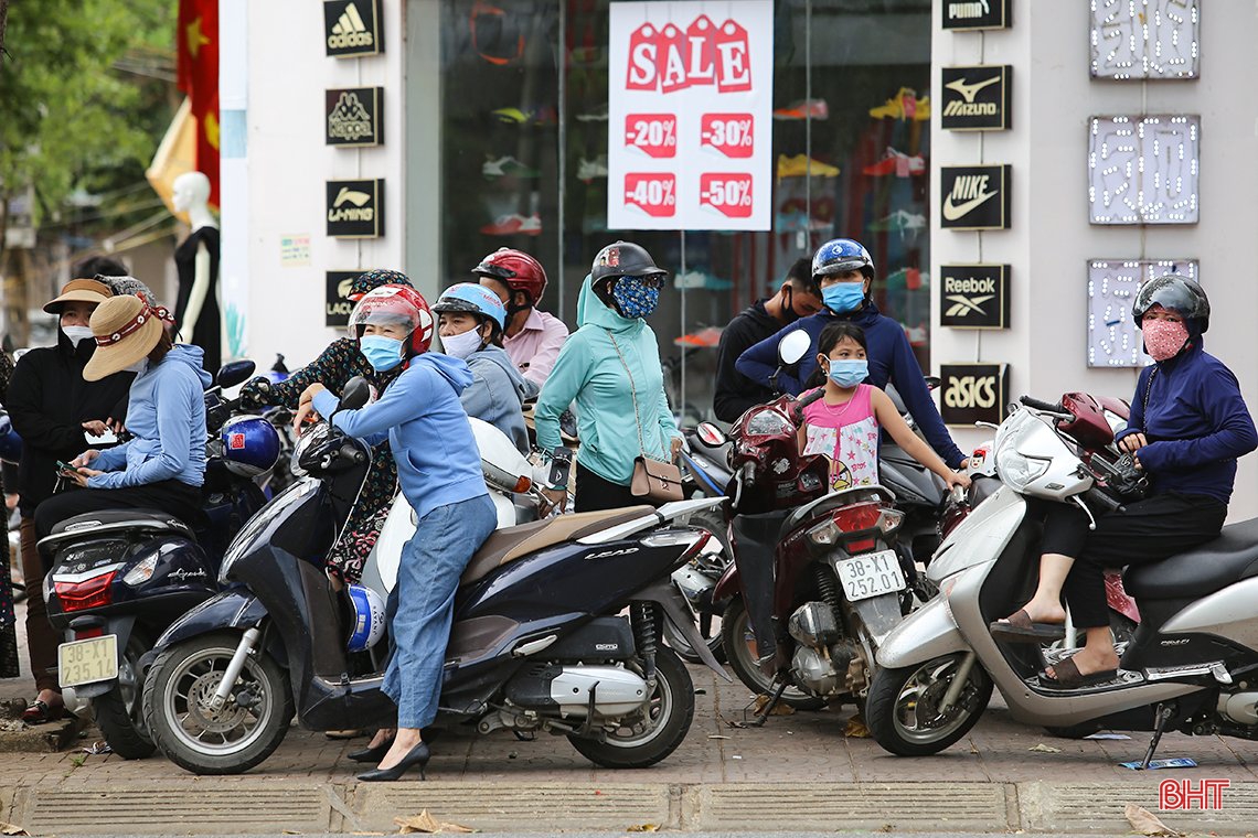 Phụ huynh Hà Tĩnh đồng hành cùng con thi tốt nghiệp THPT