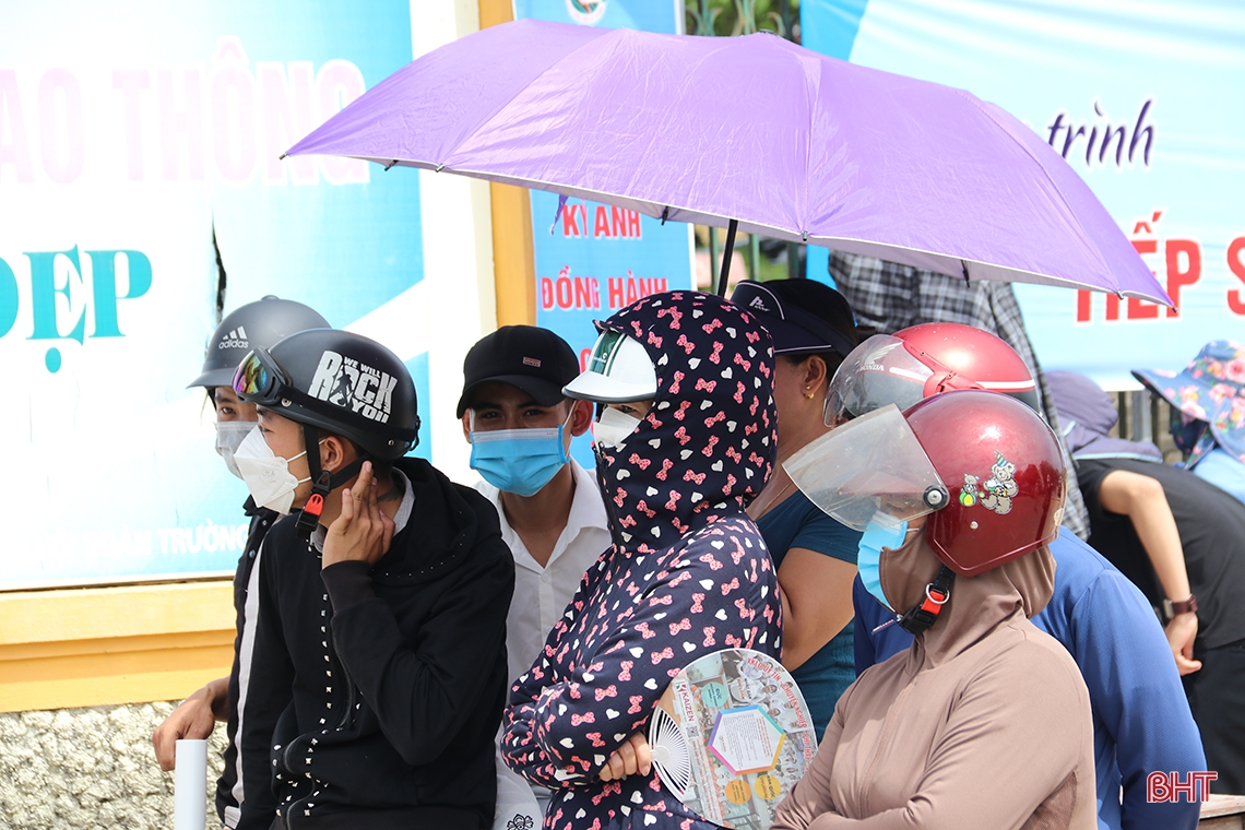 Phụ huynh Hà Tĩnh đồng hành cùng con thi tốt nghiệp THPT