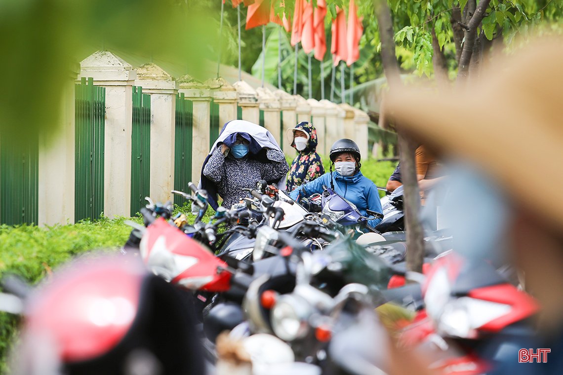 Phụ huynh Hà Tĩnh đồng hành cùng con thi tốt nghiệp THPT