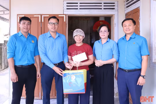 Trao quà của Tổng Liên đoàn Lao động Việt Nam cho đoàn viên khó khăn