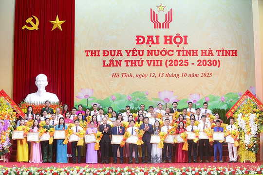 Đoàn đại biểu Hà Tĩnh hướng về Đại hội Thi đua yêu nước toàn quốc lần thứ XI