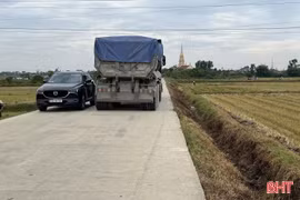 Tuyến đường vào các thôn vùng đồi núi của xã Cẩm Hưng