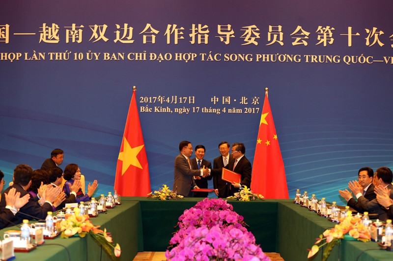 Phó Thủ tướng Phạm Bình Minh và Ủy viên Quốc vụ Dương Khiết Trì chứng kiến lễ ký “Biên bản Phiên họp lần thứ 10 Ủy ban Chỉ đạo hợp tác song phương Việt Nam-Trung Quốc”. Ảnh: VGP doi ngoai thang 4 khang dinh nhung quan diem chien luoc