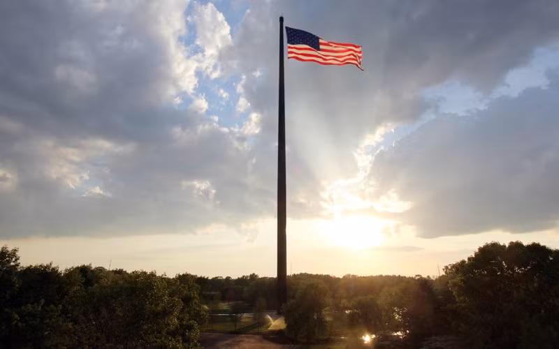 Cột cờ cao nhất thế giới: Khi tới bang Wisconsin (Mỹ), nếu đi trên Xa lộ Liên tiểu bang 43 nối giữa thành phố Milwaukee và Green Bay, hãy tìm tới cột cờ cao hơn 120 m của công ty bảo hiểm Acuity. Công trình này cao hơn tượng Nữ thần Tự do khoảng 30 m. Ảnh: Acuity Insurance. chong mat voi nhung dia diem cao nhat the gioi