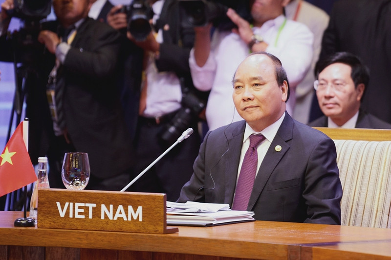 Thủ tướng Nguyễn Xuân Phúc dự phiên họp hẹp, Hội nghị Cấp cao ASEAN lần thứ 30 tại Trung tâm Hội nghị Quốc tế, Thủ đô Manila, Philippines. Ảnh: VGP doi ngoai thang 4 khang dinh nhung quan diem chien luoc