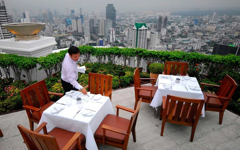 Nhà hàng cao nhất thế giới: Du khách sẽ được trải nghiệm bữa ăn trên độ cao lớn nhất thế giới trong nhà hàng Sirocco tại tầng 63 của tòa nhà State Tower ở Bangkok. Ảnh: Bloomberg/Getty Images. chong mat voi nhung dia diem cao nhat the gioi