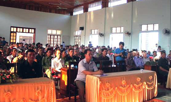 Hàng trăm cựu chiến binh huyện Quỳnh Lưu phản đối, lên án linh mục Đặng Hữu Nam ở xã An Hòa, huyện Quỳnh Lưu. khong ai duoc phep dung tren luat phap