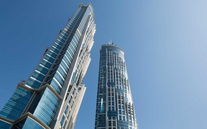 Nếu muốn qua đêm tại khách sạn cao nhất hành tinh, hãy tới JW Marriott Marquis ở Dubai. Công trình có 76 tầng với độ cao hơn 355 m, nắm giữ một kỷ lục trong cuốn Kỷ lục Guinness Thế giới. Ảnh: Getty Images. chong mat voi nhung dia diem cao nhat the gioi
