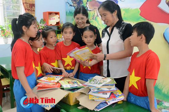trao 20 tu sach cho cac truong hoc vung nong thon