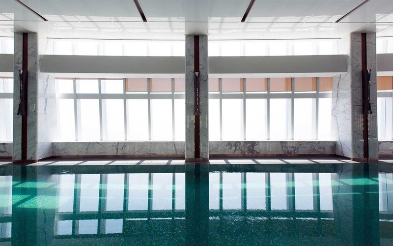 Bể bơi cao nhất: Tòa nhà Lotte World Tower ở Seoul (Hàn Quốc) vừa là tòa nhà cao thứ 5 thế giới, vừa có bể bơi cao nhất tại tầng 85. Bên cạnh đó, tòa nhà còn sở hữu đài quan sát đáy kính cao nhất thế giới. Ảnh: Bloomberg/Getty Images. chong mat voi nhung dia diem cao nhat the gioi