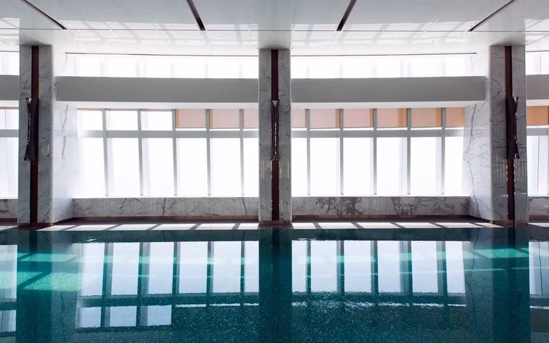 Bể bơi cao nhất: Tòa nhà Lotte World Tower ở Seoul (Hàn Quốc) vừa là tòa nhà cao thứ 5 thế giới, vừa có bể bơi cao nhất tại tầng 85. Bên cạnh đó, tòa nhà còn sở hữu đài quan sát đáy kính cao nhất thế giới. Ảnh: Bloomberg/Getty Images. chong mat voi nhung dia diem cao nhat the gioi