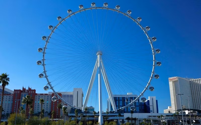 Vòng đu quay cao nhất: Vòng đu quay cao nhất thế giới có tên High Roller nằm tại thành phố Las Vegas, bang Nevada (Mỹ) với chiều cao hơn 167 m, gồm 28 cabin, mỗi cabin có sức chứa 40 khách. Ảnh: UIG/Getty Images. chong mat voi nhung dia diem cao nhat the gioi