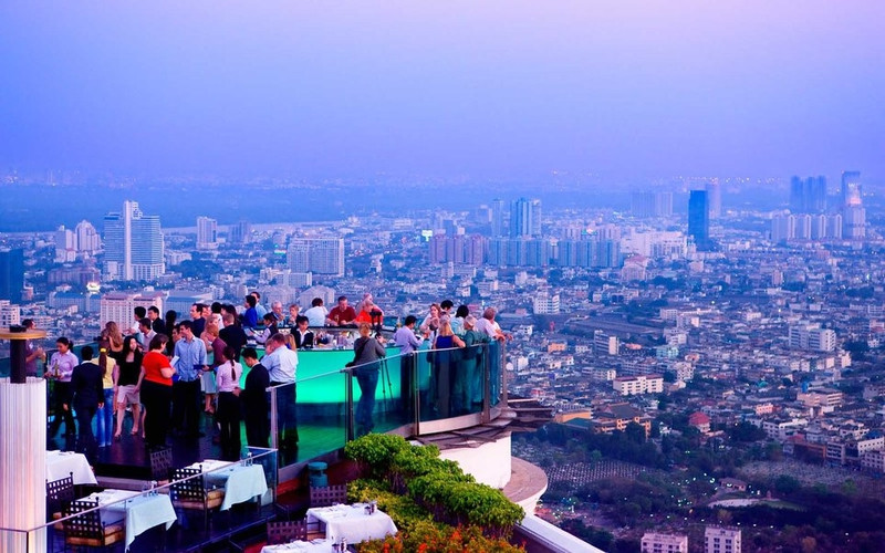 Quán bar ngoài trời cao nhất: Du khách có thể say sưa trong quán Sky Bar tại Bangkok (Thái Lan) trên độ cao đáng kinh ngạc. Địa điểm này từng xuất hiện trong bộ phim "The Hangover" phần 2, thậm chí có loại đồ uống tên là Hangovertini dành riêng cho dàn diễn viên khi họ quay phim tại đây. Ảnh: Getty Images. chong mat voi nhung dia diem cao nhat the gioi