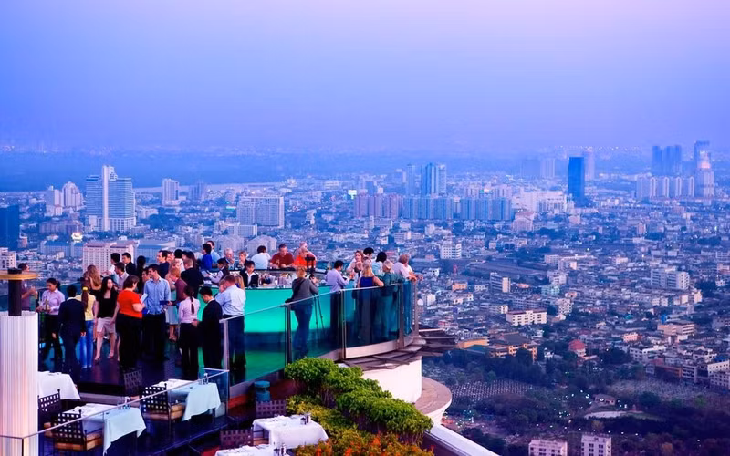 Quán bar ngoài trời cao nhất: Du khách có thể say sưa trong quán Sky Bar tại Bangkok (Thái Lan) trên độ cao đáng kinh ngạc. Địa điểm này từng xuất hiện trong bộ phim "The Hangover" phần 2, thậm chí có loại đồ uống tên là Hangovertini dành riêng cho dàn diễn viên khi họ quay phim tại đây. Ảnh: Getty Images. chong mat voi nhung dia diem cao nhat the gioi