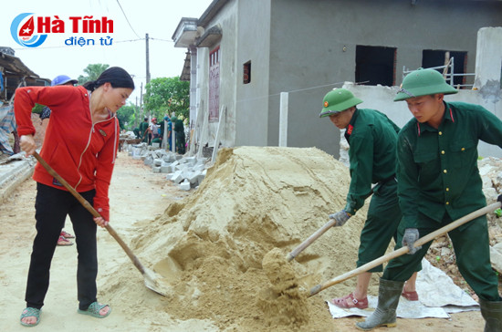 cbcs quan su tp ha tinh giup dan thach hung xay dung ntm