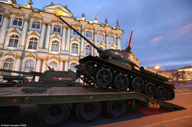 quan doi nga ram ro luyen tap duyet binh ngay chien thang