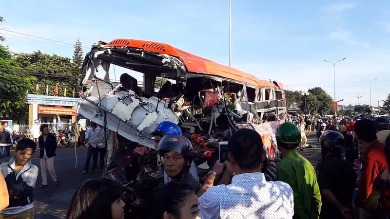 tai nan kinh hoang xe tai dau dau xe khach 10 nguoi tu vong tai cho