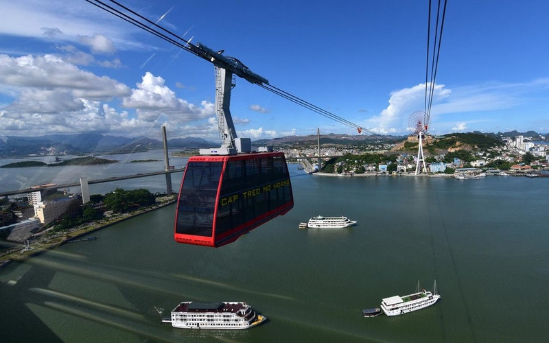 Cáp treo cao nhất: Tuyến cáp treo Nữ Hoàng sẽ giúp du khách chiêm ngưỡng những cảnh đẹp đến kinh ngạc của thành phố Hạ Long từ độ cao hơn 188 m so với mặt đất. Ảnh: Guinness World Records. chong mat voi nhung dia diem cao nhat the gioi