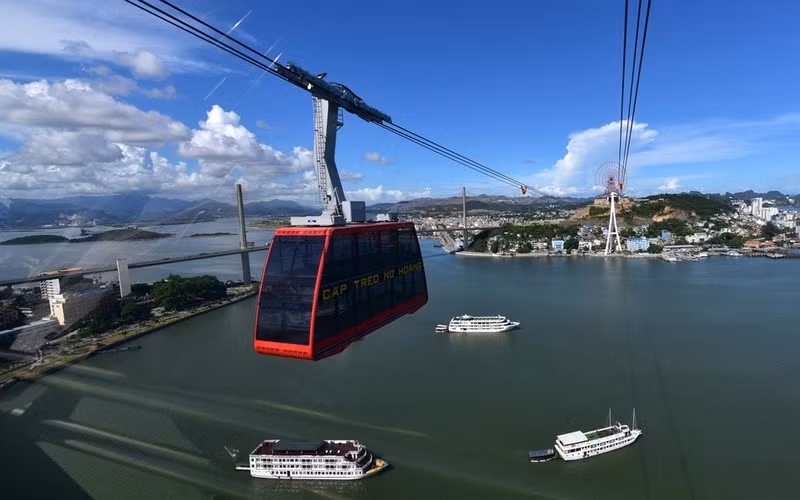 Cáp treo cao nhất: Tuyến cáp treo Nữ Hoàng sẽ giúp du khách chiêm ngưỡng những cảnh đẹp đến kinh ngạc của thành phố Hạ Long từ độ cao hơn 188 m so với mặt đất. Ảnh: Guinness World Records. chong mat voi nhung dia diem cao nhat the gioi