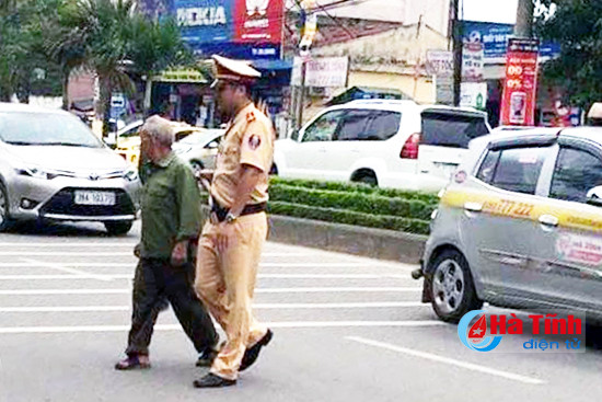 cong dong mang khen ngoi nhung hanh dong dep cua chien sy cong an tp ha tinh