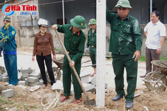 cbcs quan su tp ha tinh giup dan thach hung xay dung ntm