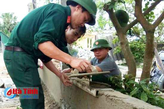 cbcs quan su tp ha tinh giup dan thach hung xay dung ntm