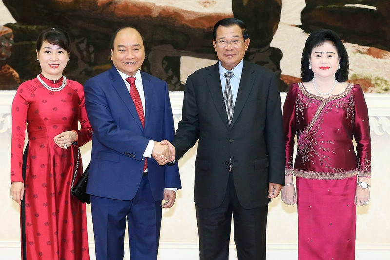 Thủ tướng Campuchia Hun Sen và Phu nhân đón Thủ tướng Nguyễn Xuân Phúc và Phu nhân. Ảnh: VGP doi ngoai thang 4 khang dinh nhung quan diem chien luoc