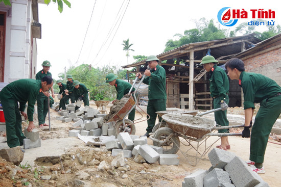 cbcs quan su tp ha tinh giup dan thach hung xay dung ntm