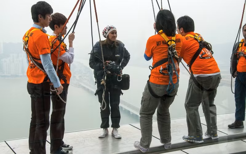 Nơi nhảy bungee cao nhất: Theo ước tính, bạn sẽ rơi tự do từ độ cao khoảng 71 m nếu thực hiện cú nhảy bungee từ nóc tòa nhà Macau Tower ở Macau (Trung Quốc). Theo quản lý tòa nhà, toàn bộ hệ thống dây bungee phải được thiết kế đặc biệt để phục vụ hoạt động này. Ảnh: iStockphoto/Getty Images. chong mat voi nhung dia diem cao nhat the gioi