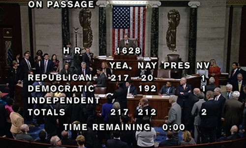 Các nghị sĩ đảng Dân chủ chế nhạo các thành viên đảng Cộng hoà tại Hạ viện. Ảnh: CNN nghi si dan chu hat tam biet khi luat thay obamacare duoc duyet