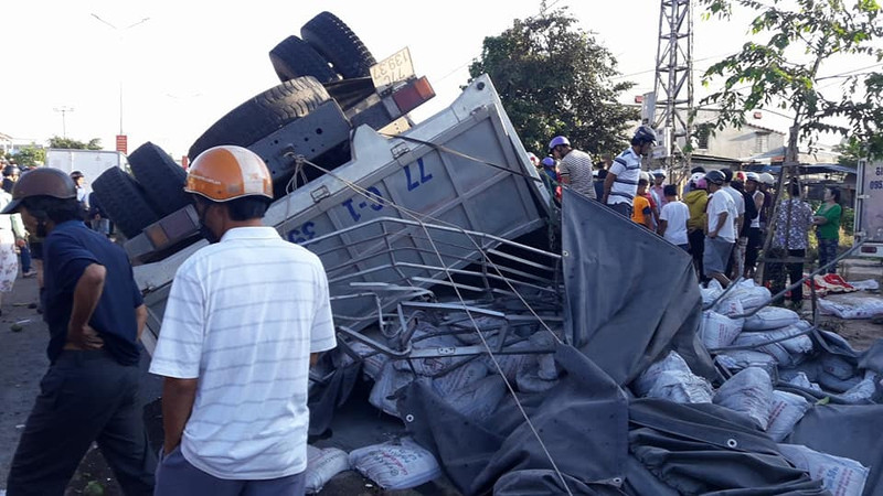 tai nan kinh hoang xe tai dau dau xe khach 10 nguoi tu vong tai cho