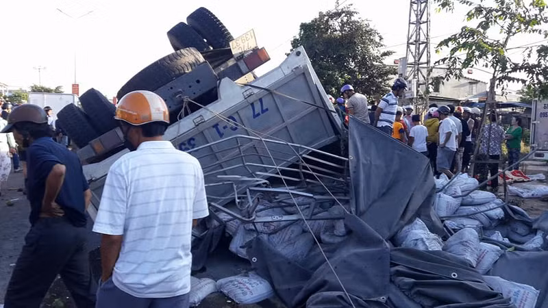 tai nan kinh hoang xe tai dau dau xe khach 10 nguoi tu vong tai cho