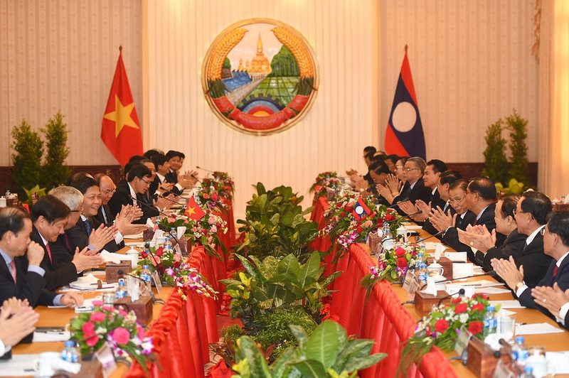 Ngày 26/4, tại Vientiane, trong chuyến thăm chính thức CHDCND Lào, Thủ tướng Nguyễn Xuân Phúccó cuộc hội đàm với Thủ tướng Lào Thongloun Sisoulith. Ảnh: VGP doi ngoai thang 4 khang dinh nhung quan diem chien luoc